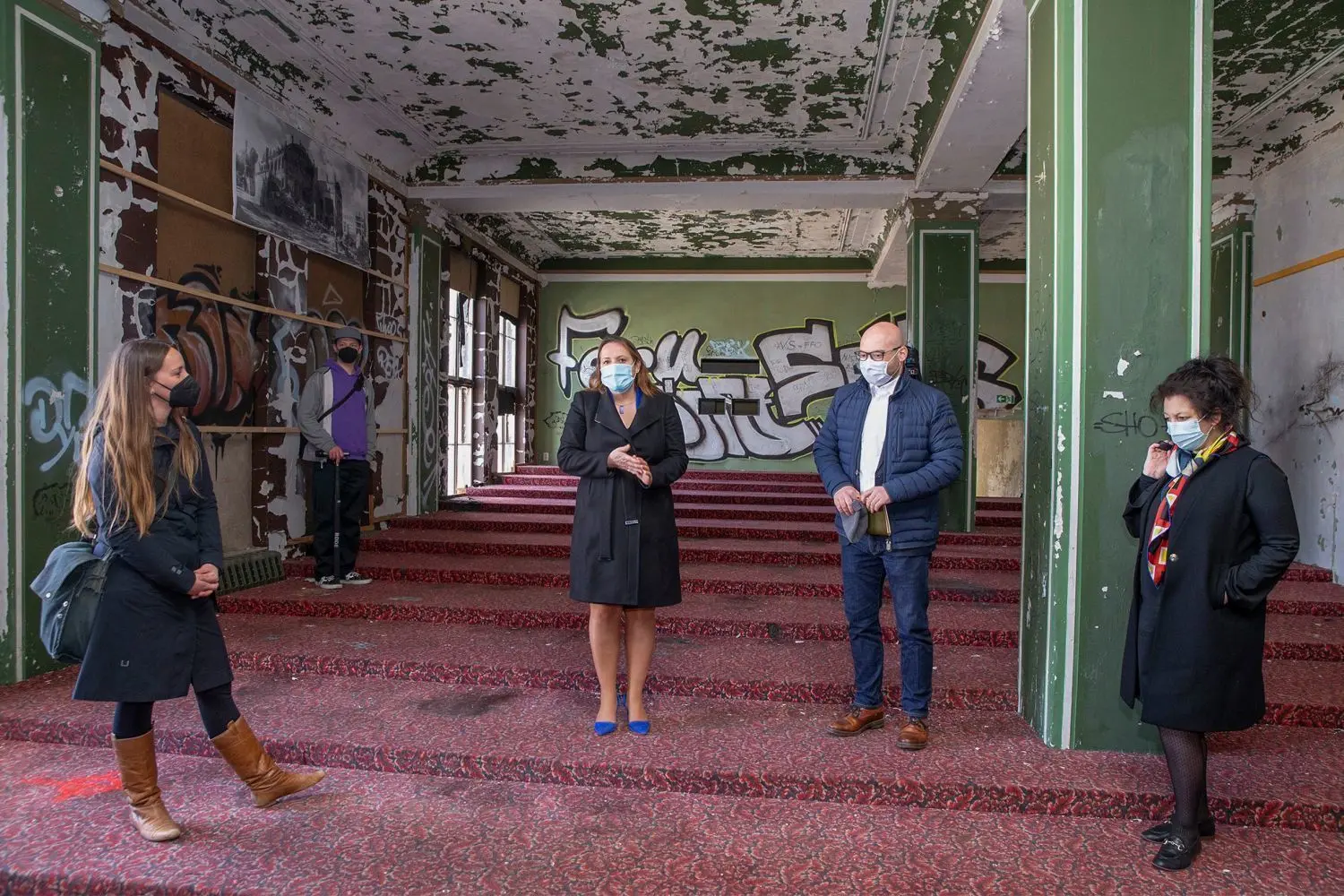 Früher Kino, demnächst Museum: Landtagsabgeordnete Sahra Damus (Grüne, v.l.), Ministerin Manja Schüle (SPD), OB René Wilke (Linke) und Museumschefin Ulrike Kremeier im kleineren Kinosaal des früheren Lichtspieltheaters
