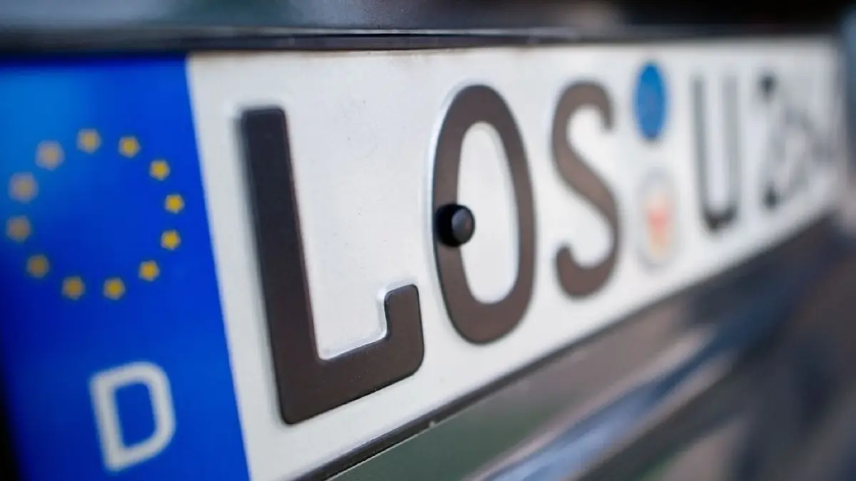 Ob Kfz-Kennzeichentafel oder das gute alte Nummernschild – bei der Zulassungsstelle dreht sich alles um das Blechschild. Ob man selbst hingeht oder sich online meldet.
ARCHIV - Ein Kfz-Kennzeichen mit der Buchstaben «LOS» für den Landkreis Oder-Spree ist am 20.08.2012 im brandenburgischen Jacobsdorf an einem Auto zu sehen. Foto: Patrick Pleul/dpa (zu dpa Umfrage vom 21.02.2015) +++(c) ZB-FUNKREGIO OST - Honorarfrei nur für Bezieher des ZB-Regiodienstes+++ | Verwendung weltweit