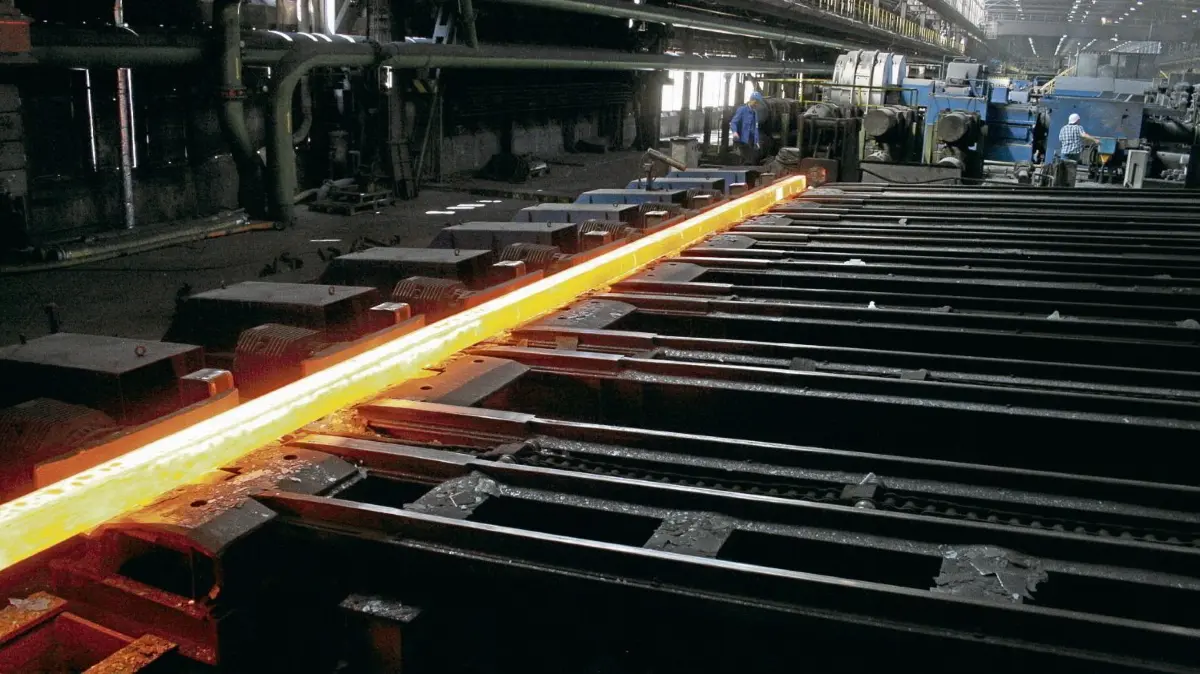 Derzeit ist die Produktion im Stahlwerk von Riva in Hennigsdorf eingestellt. Ende der Woche sollen die Elektroöfen wieder hochgefahren werden. Naht damit das Ende der Kurzarbeit?
Riva Stahlwerk Hennigsdorf
Elektrostahlwerk HES H.E.S.
Geschäftsführer Alain Creteur