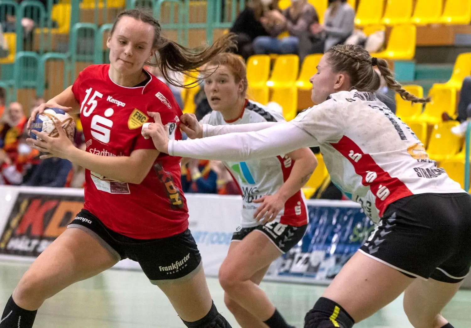 Frankfurter HC gegen Union Halle-Neustadt II (42:27): FHC-Spielmacherin Gerda Kairyte setzt sich gegen Lucy Strauchmann (rechts) und Neira Voigt durch.