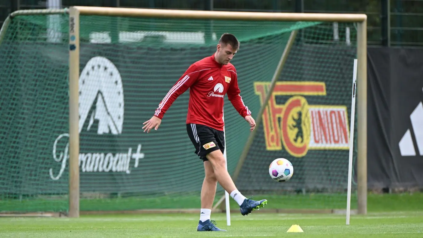 Robin Knoche absolvierte nach überstandener Verletzung am Dienstag beim öffentlichen Training von Union Berlin erste Übungen mit dem Ball.