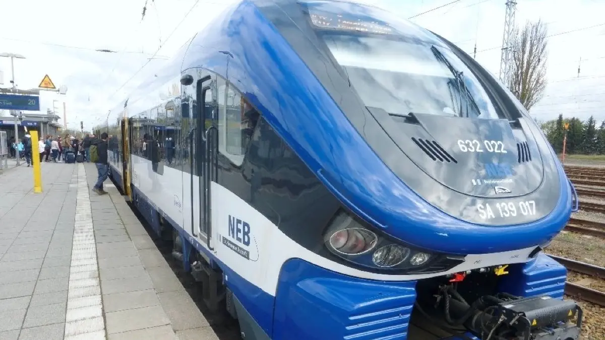 Verkehrt drei Tage lang nicht zwischen Vogelsang und Templin: die Regionalbahn 12.
verkehr bahn strecke regionalbahn rb12 templin ostkreuz berlin oranienburg bahnhof strecke neb niederbarnimer eisenbahn heidekrautbahn sperrung ersatzverkehr abfahrt fahrgäste fahrrad abteil zug kdgrote 170420