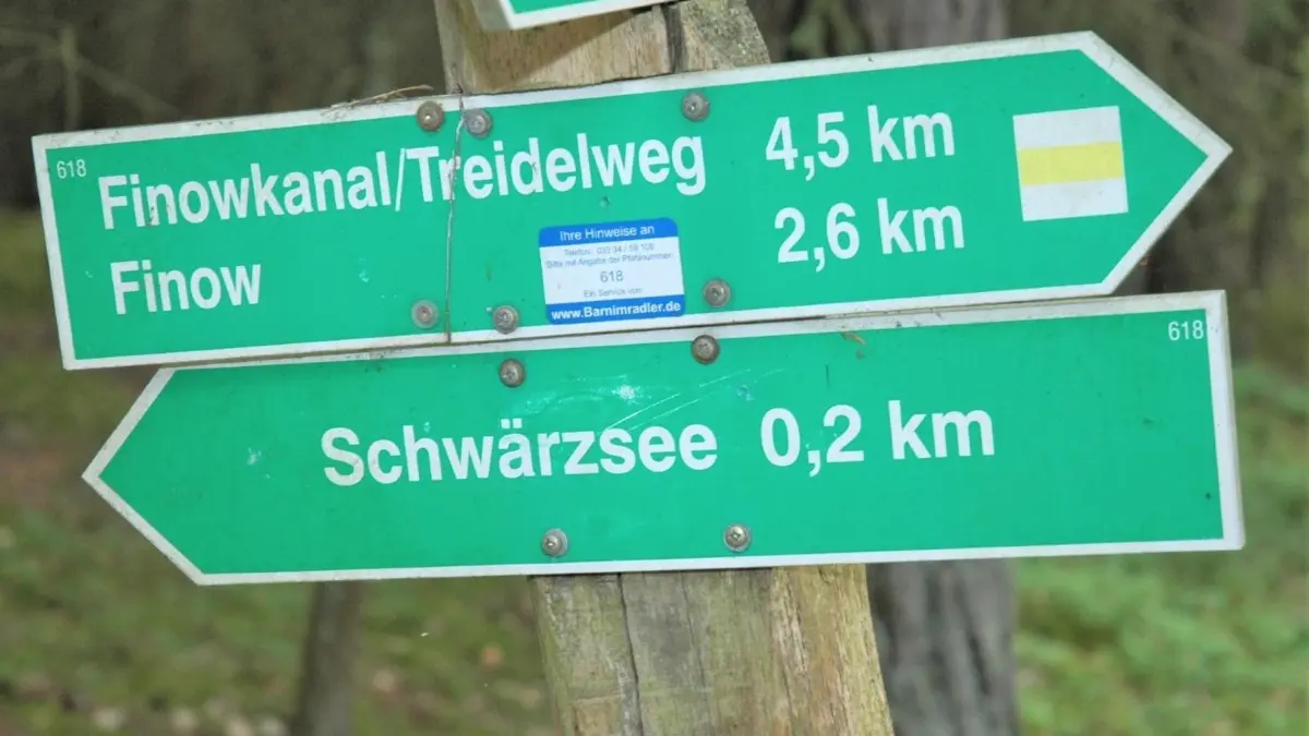 Idylle in der Natur: Diese Hinweisschilder sind nahe der Badestelle am Schwärzesee im Eberswalder Stadtteil Finow zu finden.
Hinweisschilder nahe der Badestelle am Schwärzesee im Eberswalder Stadtteil Finow
