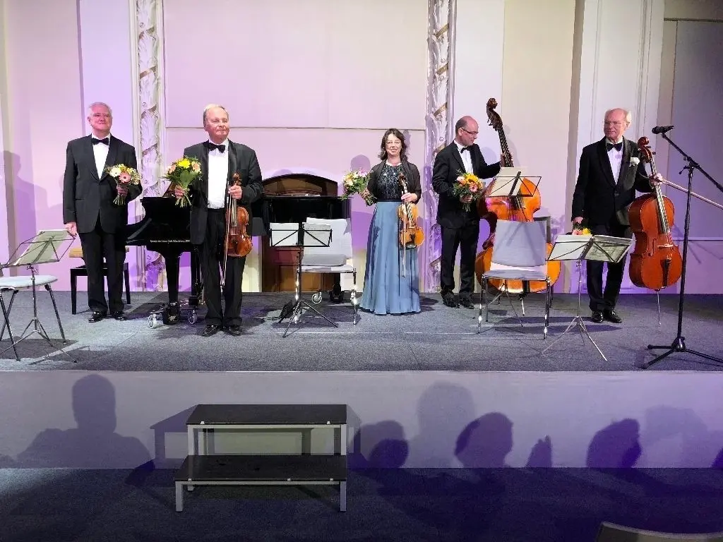 Begeistert aufgenommen: Juwelen aus dem musikalischen Schaffen von Franz Schubert boten Virtuosen der Komischen Oper Berlin (v. l. Alexander Vitlin, Conrad und Claudia Other, Jörg Lorenz und Hans-Joachim Scheitzbach) zur "Schubertiade" am Sonnabend in der Schlosskirche Altlandsberg. Veranstaltet wurde das Konzert von der Fördergesellschaft Schlossgut.