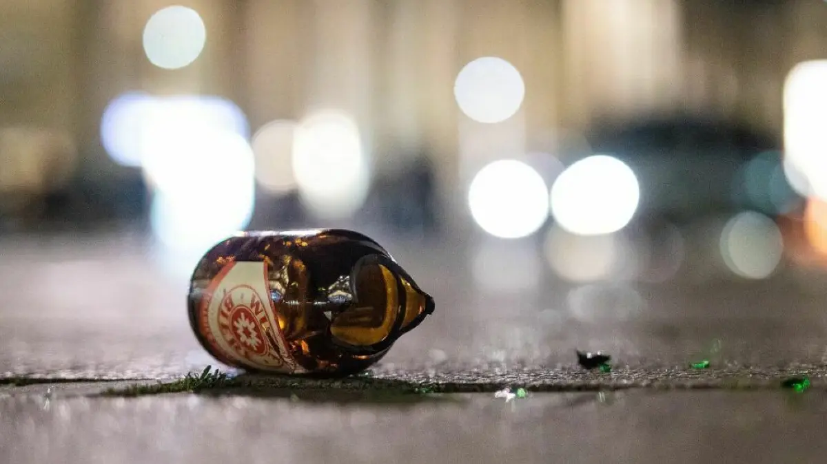 Die Skinheads zerschlugen mehrere Bierflaschen auf dem Kopf des wehrlosen Punk Enrico Schreiber. (Symbolbild)
Eine zerbrochene Bierflasche liegt auf dem Schlossplatz. In der Nacht gab es rund um den Schlossplatz Auseinandersetzungen zwischen Jugendlichen und der Polizei. +++ dpa-Bildfunk +++