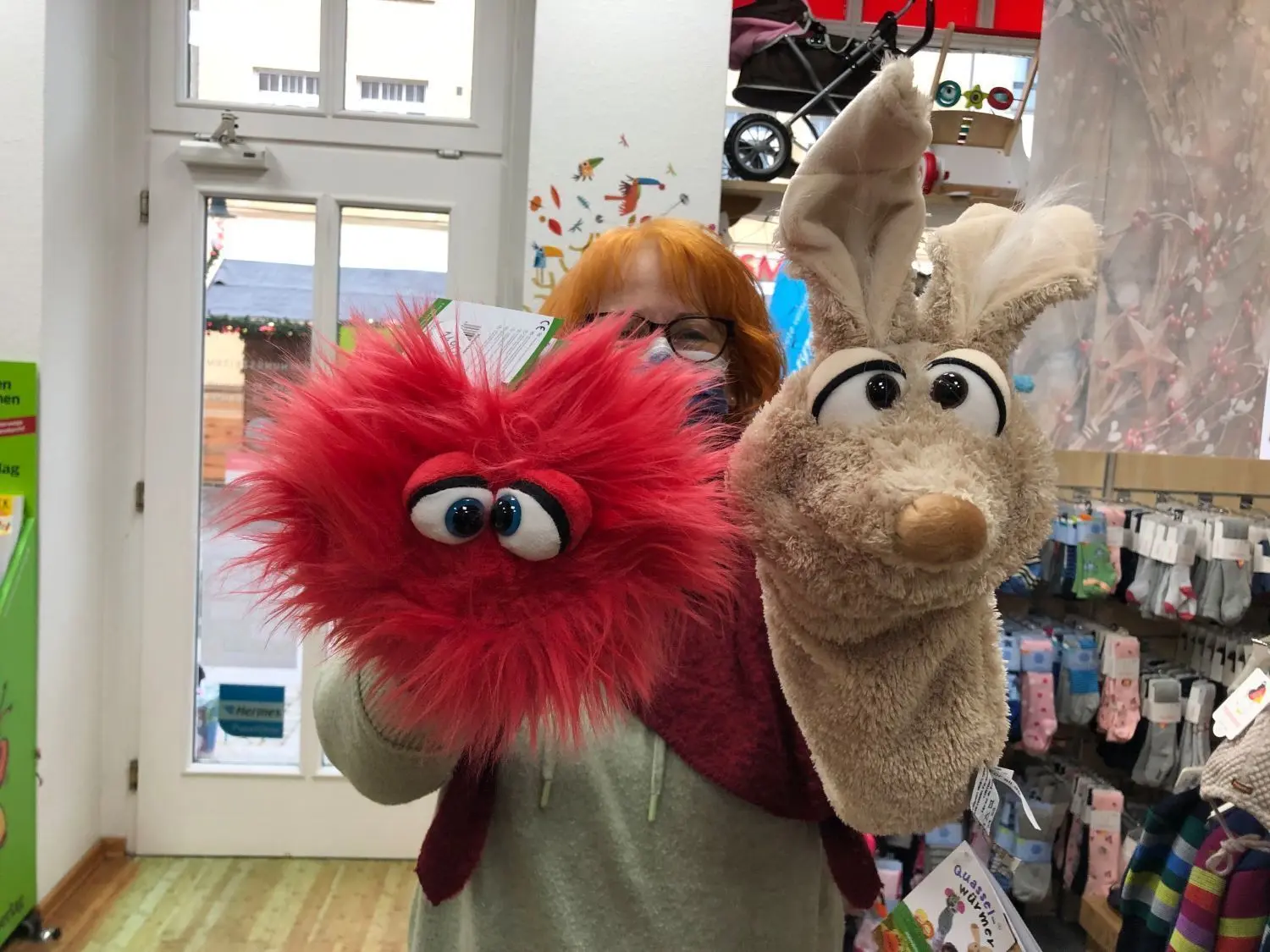 Spiel mit uns: Das wünschen sich wohl die Klatschtriene (links) und Hase Mampfred, die im Kinderladen Gänseblümchen auf junge und jung gebliebene Puppenspieler warten.