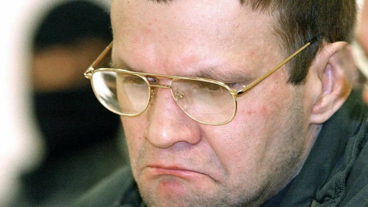 Der Mörder und Vergewaltiger Frank Schmökel im Dezember 2002 kurz vor seiner Verurteilung durch das Landgericht Frankfurt (Oder)