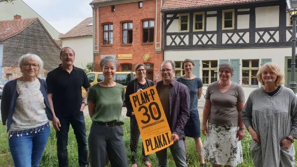 Die Sonnensegel-Familie um Galerieleiter Matthias Frohl (2.v.l.) im Jubiläumsjahr 2020 vor dem wunderschönen Ensemble am Gotthardtkirchplatz 4/5.