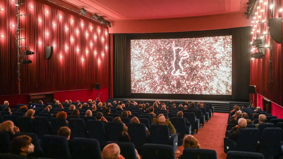 Ab 10. Februar findet die Berlinale 2022 statt. Welche Corona-Regeln gelten beim Filmfestival in Berlin? Welche Filme werden gezeigt? Wo gibt es Tickets? Alle Infos zu den Filmfestspielen gibt es hier.
13.02.2022, Berlin: Kinobesucher sitzen zur Premiere des Films "Komm mit mir in das Cinema - Die Gregors" mit Masken und Abstand im Kinosaal vom Delphi-Filmpalast. Der Streifen läuft in der Reihe "Forum Spezial". Die 72. Internationalen Filmfestspiele finden vom 10. bis 20.02.2022 in Berlin statt. Foto: Jens Kalaene/dpa-Zentralbild/dpa +++ dpa-Bildfunk +++