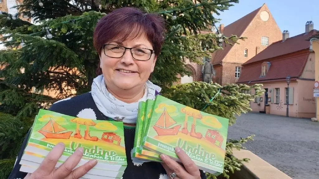 Fouqué-Bibliothek-Direktorin Cornelia Stabrodt hat sie schon – die neuen Märchenbücher zum "Undine"-Wettbewerb.