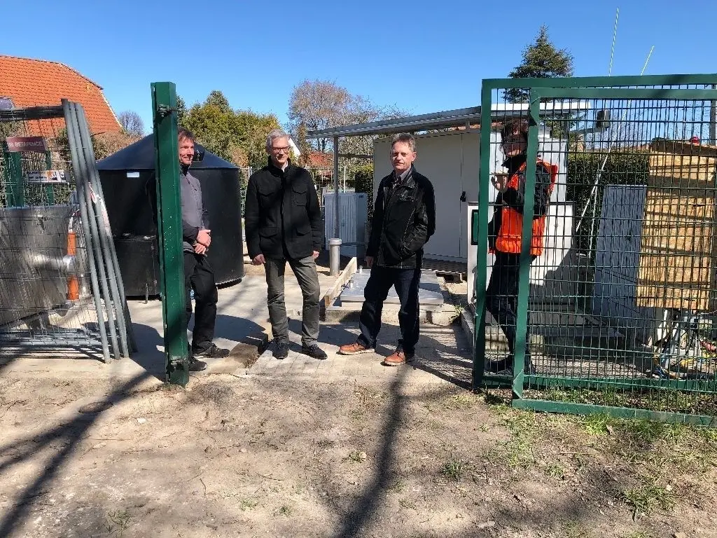 Noch stehen sie auf einer Baustelle: Frank Moede von der Tiefbaufirma Moede, Wasser-Nord-Chef Olaf Bennühr, der Beauftragte des Werkleiters, Lothar Wolf, und Bettina Süßmann, Betriebsingenieurin bei Wasser Nord.
