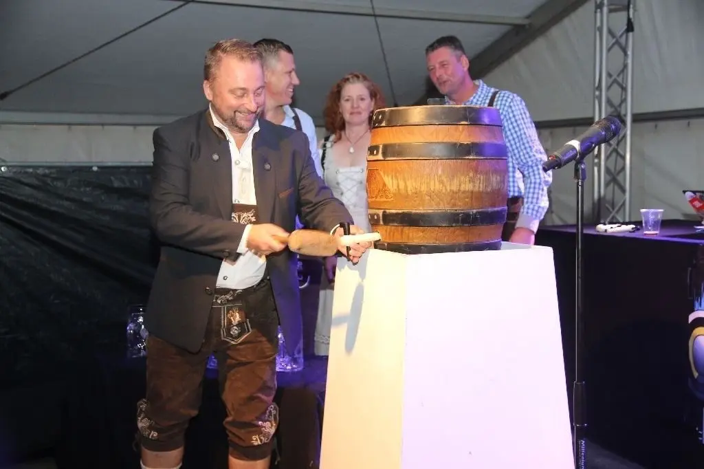 Fassanstich: Norman Brykezynski vom Ortsbeirat, Markus Grafe sowie Kathleen Korbmacher und Roger Striegler von der Brauerei.
