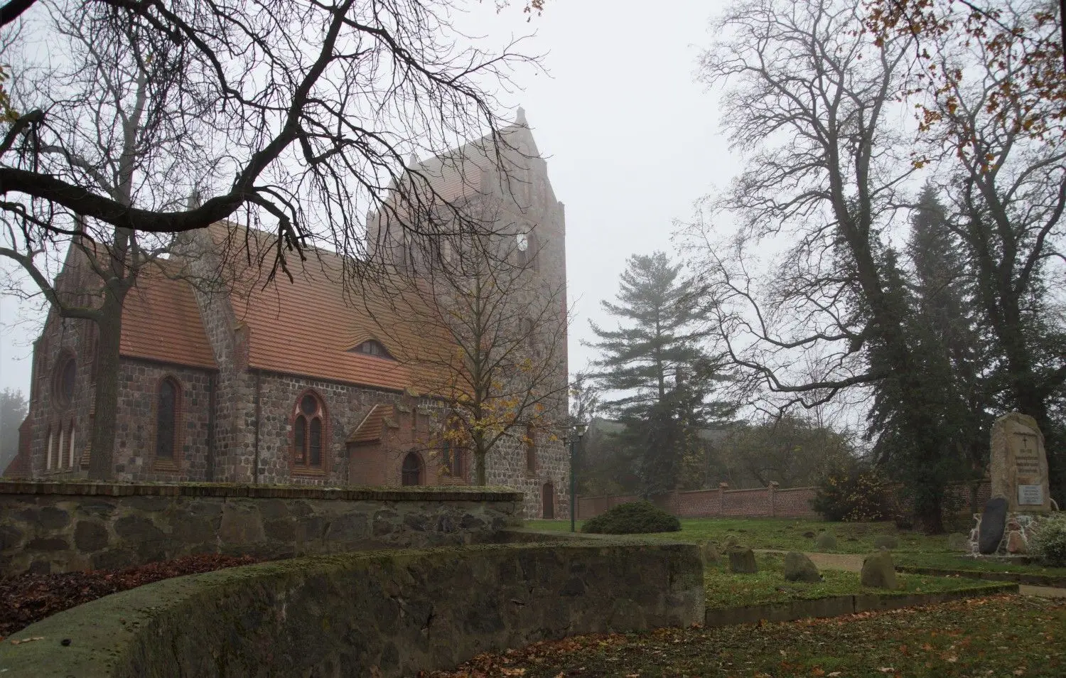 Die Dorfkirche in Gottberg beherbergt eine Albert-Hollenbach-Orgel von 1902.