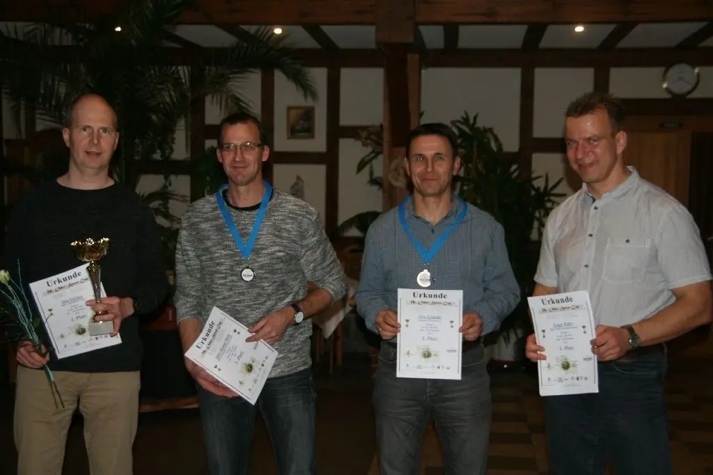 Gemeinsam in einer Klasse, gemeinsam bei der Auszeichnung: die Besten der Altersklasse M 45 mit Olaf Gärtner (1./MSV Tripoint Frankfurt), Dirk Markus Haby (2./Pneumant Fürstenwalde), Jörg Schladitz (3./Dynamo Hangelsberg) und Frank Witter (5./BSG Stahl Eisenhüttenstadt/von links)