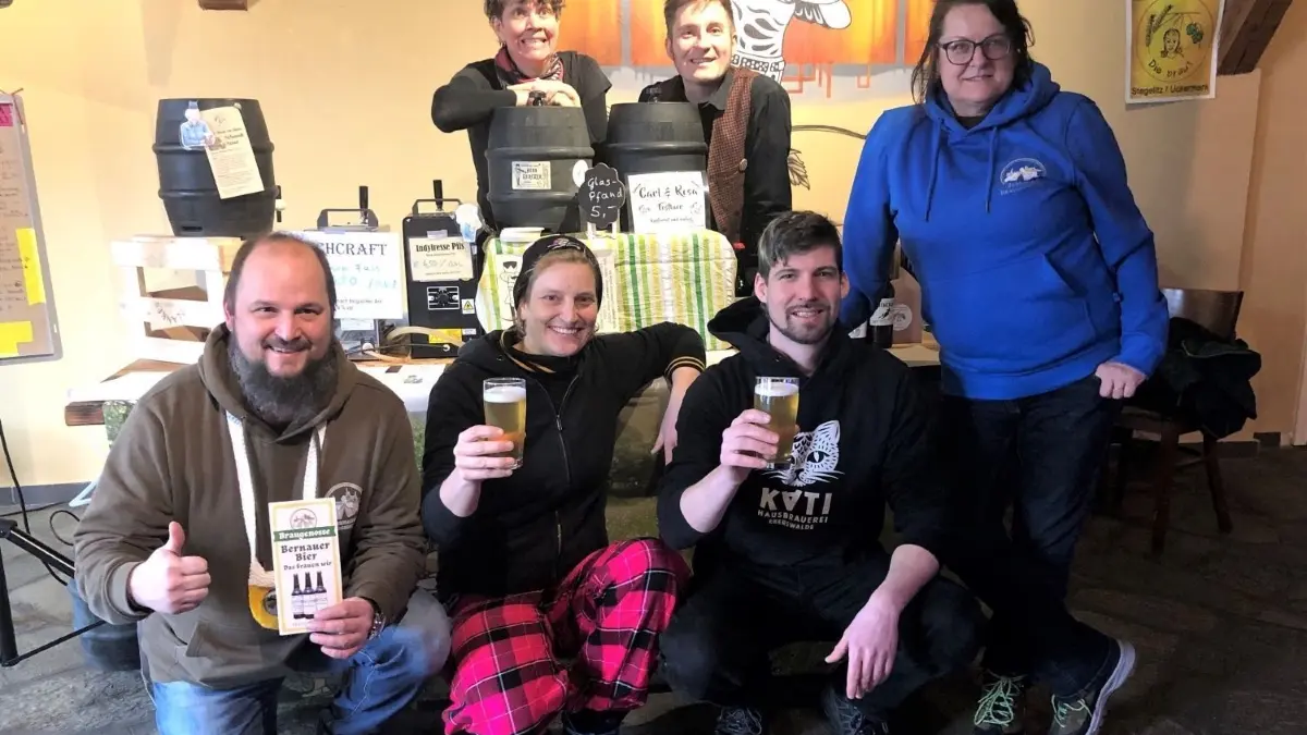 Brauer aus Leidenschaft: Chris Petermann, Karin Naß, Tim Goeschel und Anett Herzog (vorn, von links) sowie Sarah Raimann und Johannes Joe Petraschek (hinten, von links) beim ersten "Eberswalder Mini Craft Beer Festival".
Brauer aus Leidenschaft: Chris Petermann, Karin Naß und Tim Goeschel (vorn, von link) sowie Sarah Raimann und Johannes Joe Petraschek ((hinten, von links) beim ersten "Eberswalder Mini Craft Beer Festival".