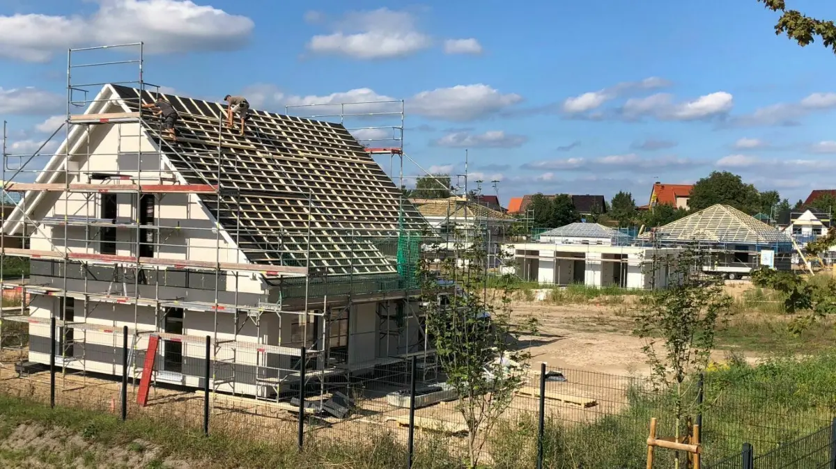 Bauboom: Im Eberswalder Ostend sind unzählige Eigenheime entstanden. Nebenan in den Sommerhöhen könnten bald weitere folgen.
BNue Eigenheime in Eberswalde Ostende am 14.09.2021