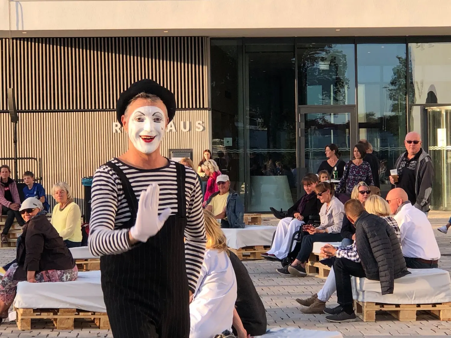 Der Pantomime Michael Muske ertastete imaginäre Fenster und Türen und wandelte in stiller Fröhlichkeit durchs Publikum.