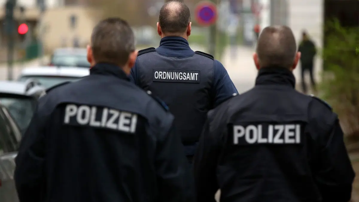 Beamte der Polizeibehörde wurden am Dienstagabend von zwei gewaltbereiten Jugendlichen in der Römerstraße angegriffen. (Symbolbild) Foto: Ronny Hartmann/dpa
ARCHIV - 20.03.2020, Sachsen-Anhalt, Magdeburg: Mitarbeiter der Stadtwache, eine Kooperation von Ordnungsamt und Polizei, patrouillieren in der Altstadt in Magdeburg. (zu dpa «Offizieller Dienstbeginn für gemeinsame «Stadtwache Magdeburg» von Stadt und Polizei») Foto: Ronny Hartmann/dpa +++ dpa-Bildfunk +++