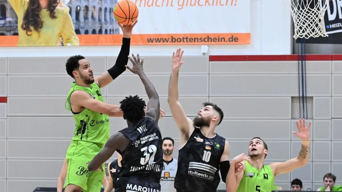 Akim-Jamal Jonah (beim Wurf) und die Ehinger Basketballer haben Ligaprimus Jena das Leben schwer gemacht.