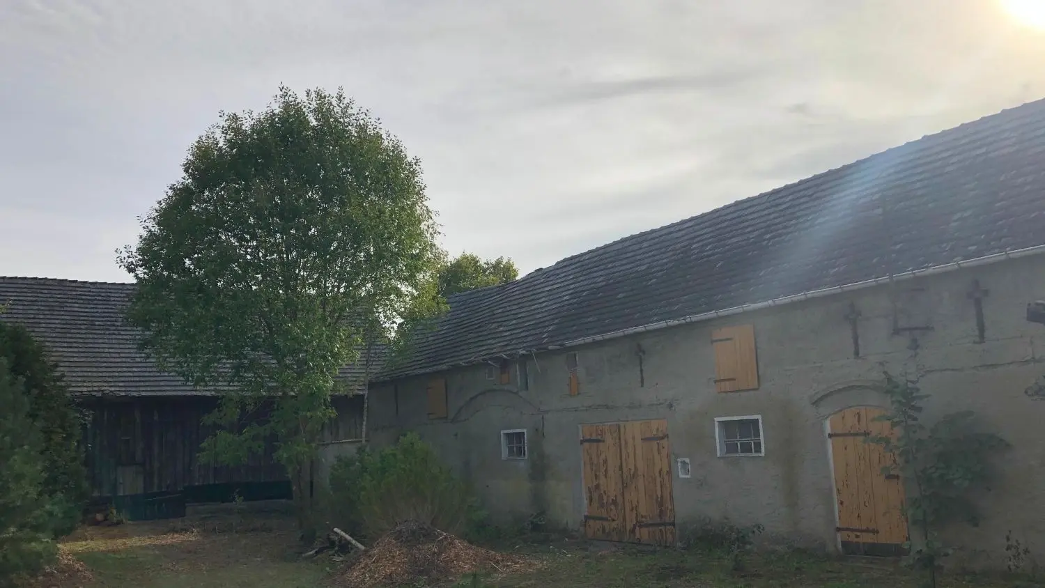 Immobilien bei Eisenhüttenstadt – Blick auf den Bauernhof, den die Mönche aus Neuzelle gekauft haben.