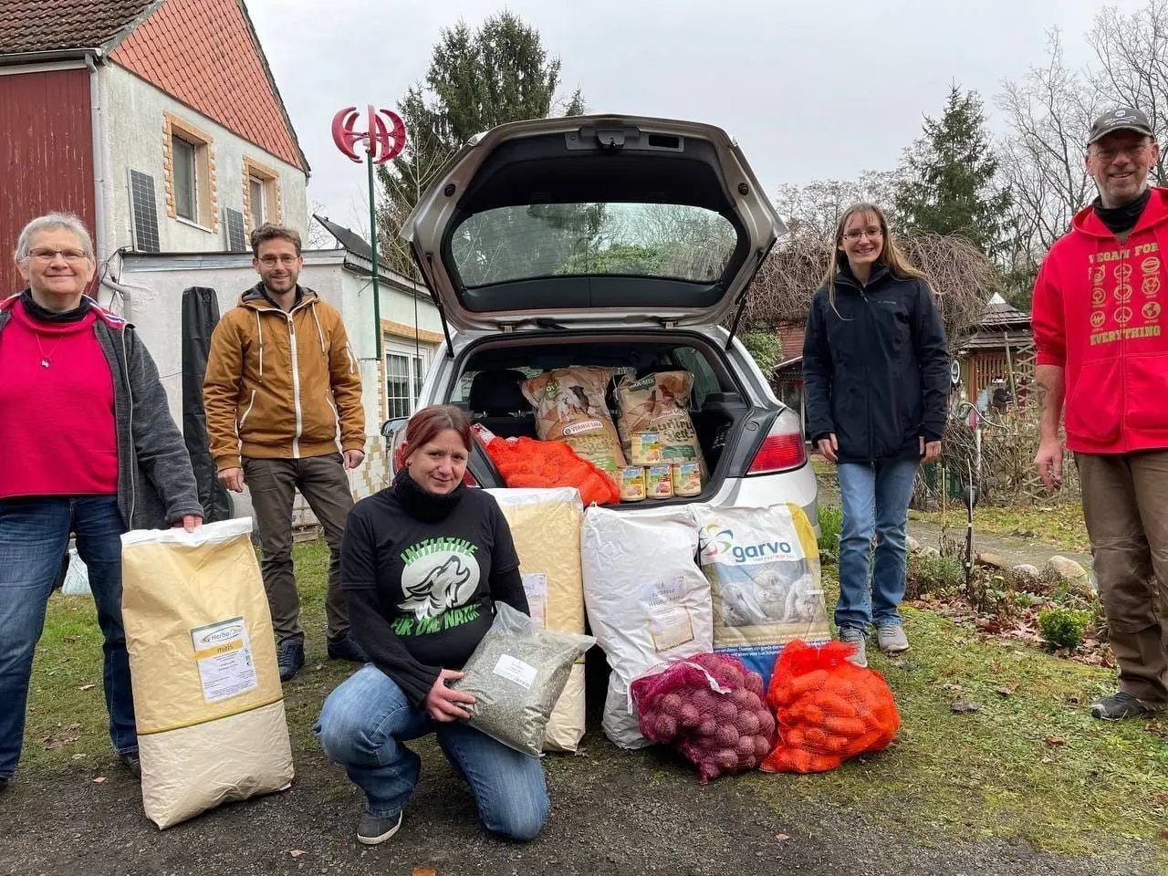 Gut, die Päckchen sind etwas größer, als es ein Adventskalender vermuten lässt... Die LAG Tierschutz Brandenburg - Die Linke brachten Nützliches und Leckeres für die Tiere.