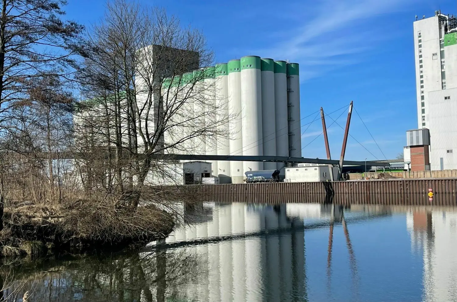 Eine marode Brücke über den Oder-Spree-Kanal legt den Schiffsverkehr auf dem Oder-Spree-Kanal lahm. Was sagen die Eigentümer?