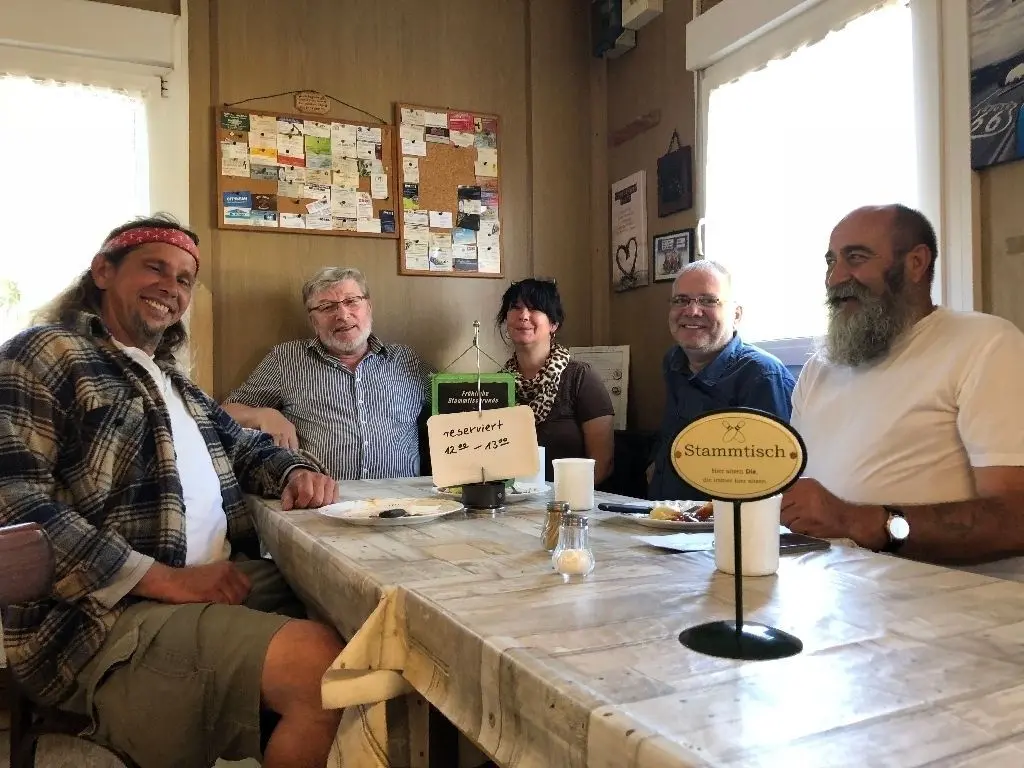 Kommen täglich: Rudolf Mehlich, Werner Lange (Imbiss-Besitzer), Cornelia Höbel, Lucien Höbel und Klaus Giese am Stammtisch.