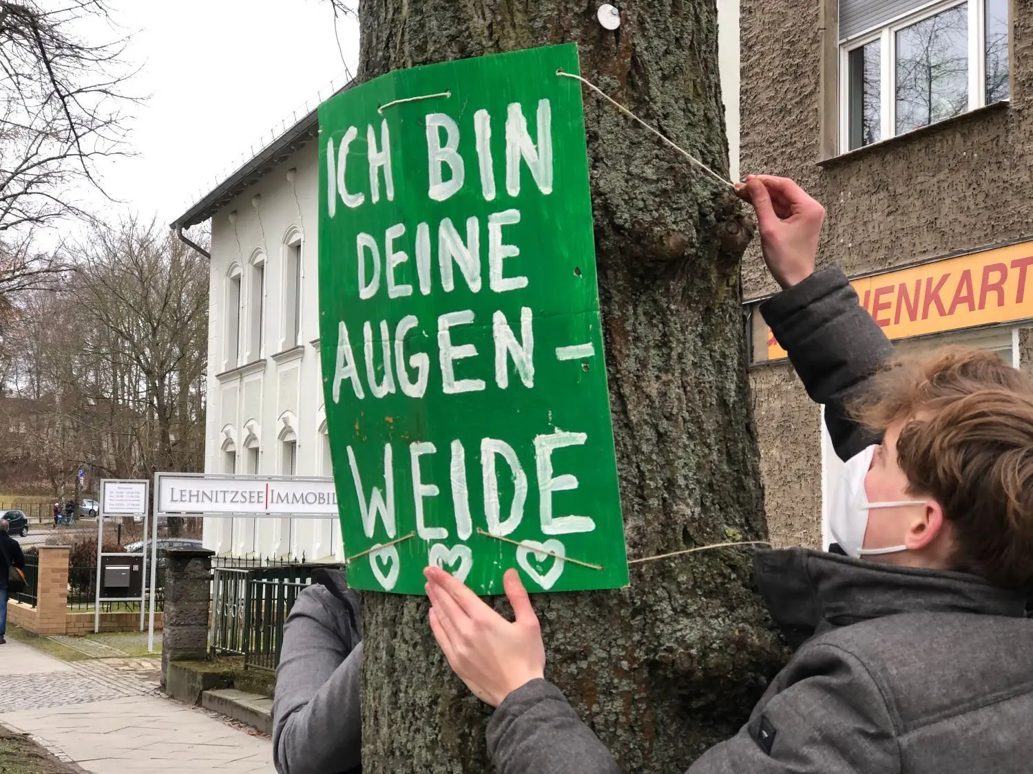 Mit einer Plakataktion protestiert die Ortsgruppe Birkenwerder der Initiative Fridays for Future gegen die Fällung von Bäumen für einen geplanten Radweg. Unterstützung kam auch von Elias Gühne aus Hohen Neuendorf (r.) und Caius Hemmerling aus Oranienburg.