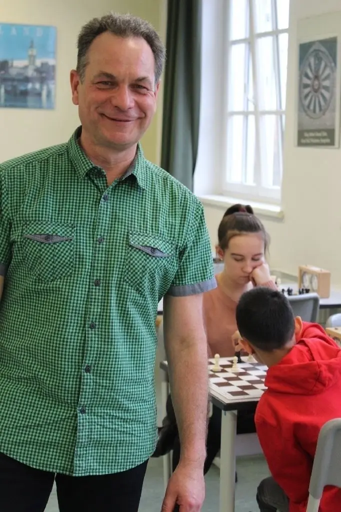 Scheint ihm fast mehr Spaß als der Schulalltag zu bringen: Frank Hering organisiert den Schüler-Schachcup.