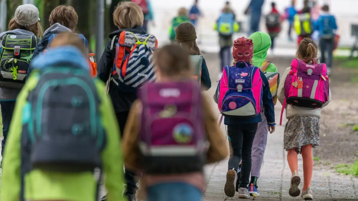 Der Schulweg wird nach dem Wechsel in die fünfte Klasse häufig länger.
ARCHIV - 07.06.2021, Bayern, München: Schulkinder gehen am Montagmorgen nach den Pfingstferien wieder in die Schule. (zu dpa: «Kommunen: Rechtsanspruch auf Ganztag an Grundschulen nicht umsetzbar») Foto: Peter Kneffel/dpa +++ dpa-Bildfunk +++