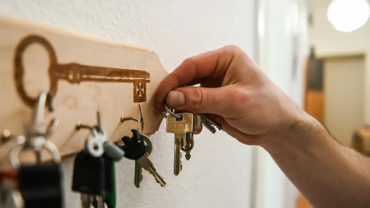 Für 1000 Euro erhalten Mieter heute teilweise 50 Quadratmeter weniger als noch vor zehn Jahren.
ARCHIV - 18.02.2021, Berlin: Ein Mann hängt einen Schlüsselbund an einen Haken am Schlüsselbrett an. Indexmietverträge können Mieter angesichts der aktuellen Inflationsentwicklung teuer zu stehen kommen. (zu dpa: «Höhere Verbraucherpreise treiben die Indexmieten nach oben») Foto: Kira Hofmann/dpa-Zentralbild/dpa +++ dpa-Bildfunk +++