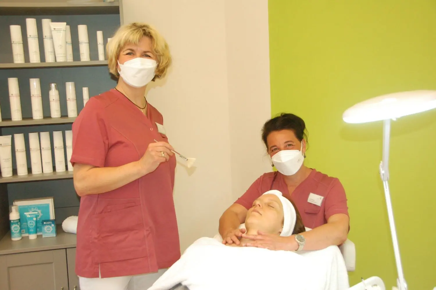 Neues Team: Die Kosmetikerinnen Danny Borrmann (l.) und Annett Hermann, Mitarbeiterinnen der Kurmittelhaus Bad Freienwalde GmbH mit Kundin Nora Mielke, Physiotherapeutin am Krankenhaus Strausberg