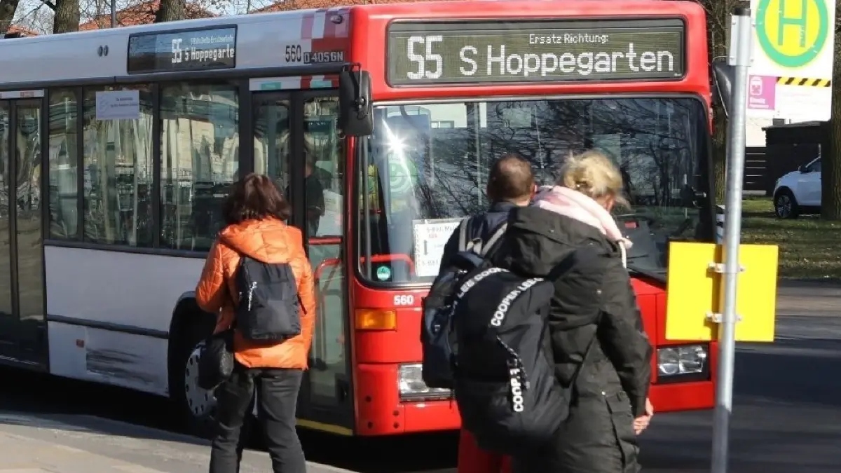 Zwischen Hoppegarten und Mahlsdorf müssen S-Bahn-Fahrgäste am Wochenende in den Bus umsteigen.
24.03.2020 Schienenersatzverkehr am Bahnhof Hoppegarten