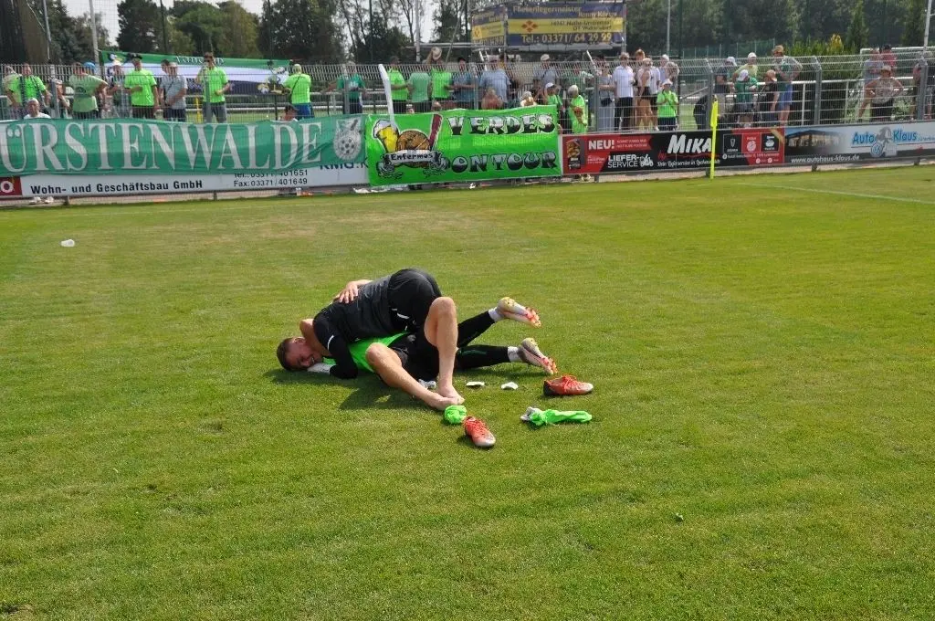 An dieser Stelle wollen sie am Sonnabend erneut gemeinsam mit ihren Fans jubeln: Stürmer Johan Martynets und Torhüter David Richter nach dem 4:1 des FSV union Fürstenwalde im Halbfinale des Landespokals beim FSV Luckenwalde.