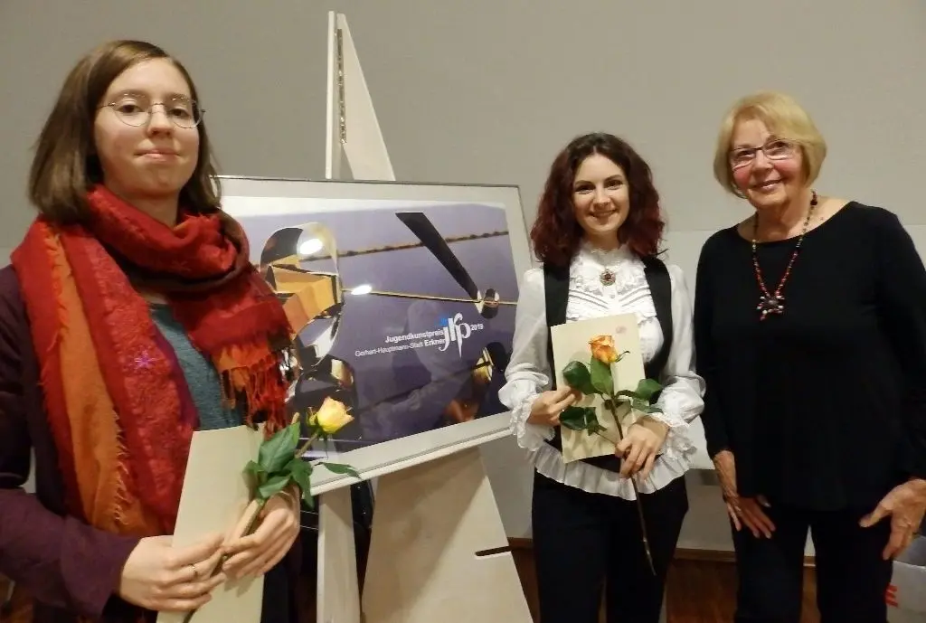 Blumen für ihre Leistung: Sigrid Riedel (r.), Vorsitzende des Vereins der Kunstfreunde Erkner, beglückwünschte Amelie Gesche (l.) und Antonia Räde aus Fürstenwalde zu ihren literarischen Arbeiten.