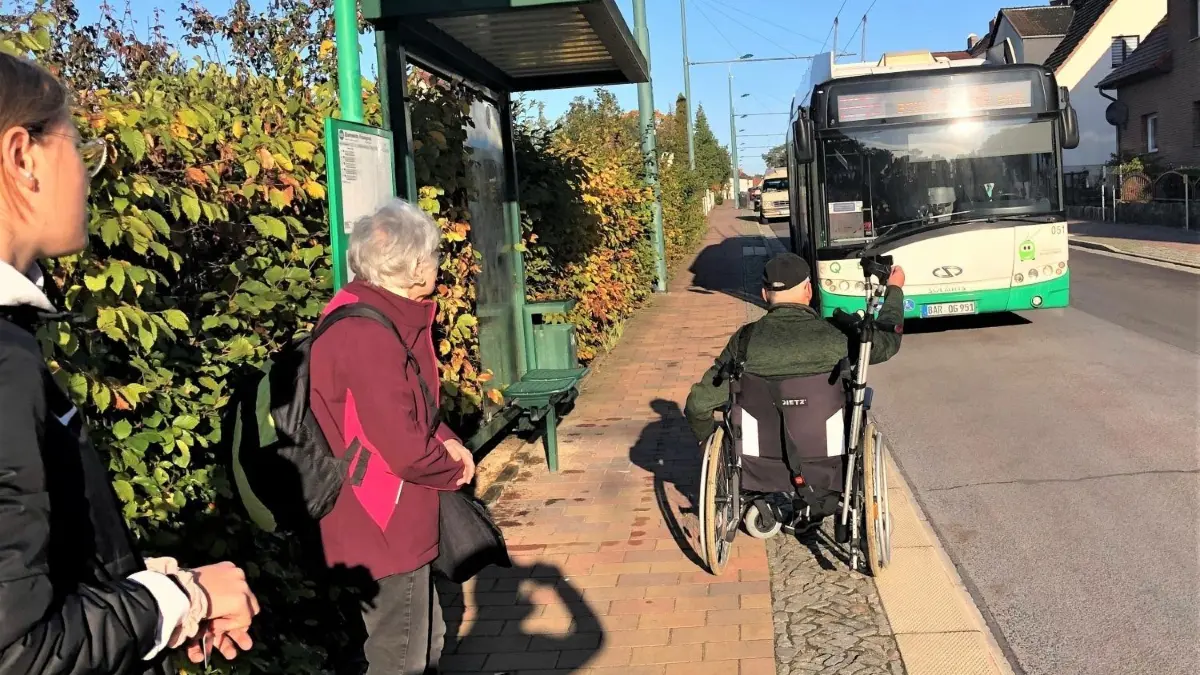 Der Obus kommt: Ulrich Rummler (70) zückt an der Haltestelle in der Poratzstraße seinen Fahrausweis. Seit der Eberswalder im Rollstuhl sitzt, ist er auf den öffentlichen Personennahverkehr angewiesen.
Ulrich Rummler (70) an der Bushhaltestelle Poratzstraße in Eberswalde