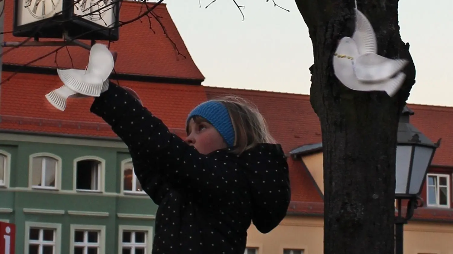 Im Vorfeld hatten in Bad Belzig Kinder im Jacob-Wächtler-Haus Kraniche, Friedenstauben und andere Friedenszeichen gebastelt, um den Baum vor dem Rathaus als „unser sichtbares Zeichen für den Frieden“ erstrahlen zu lassen.