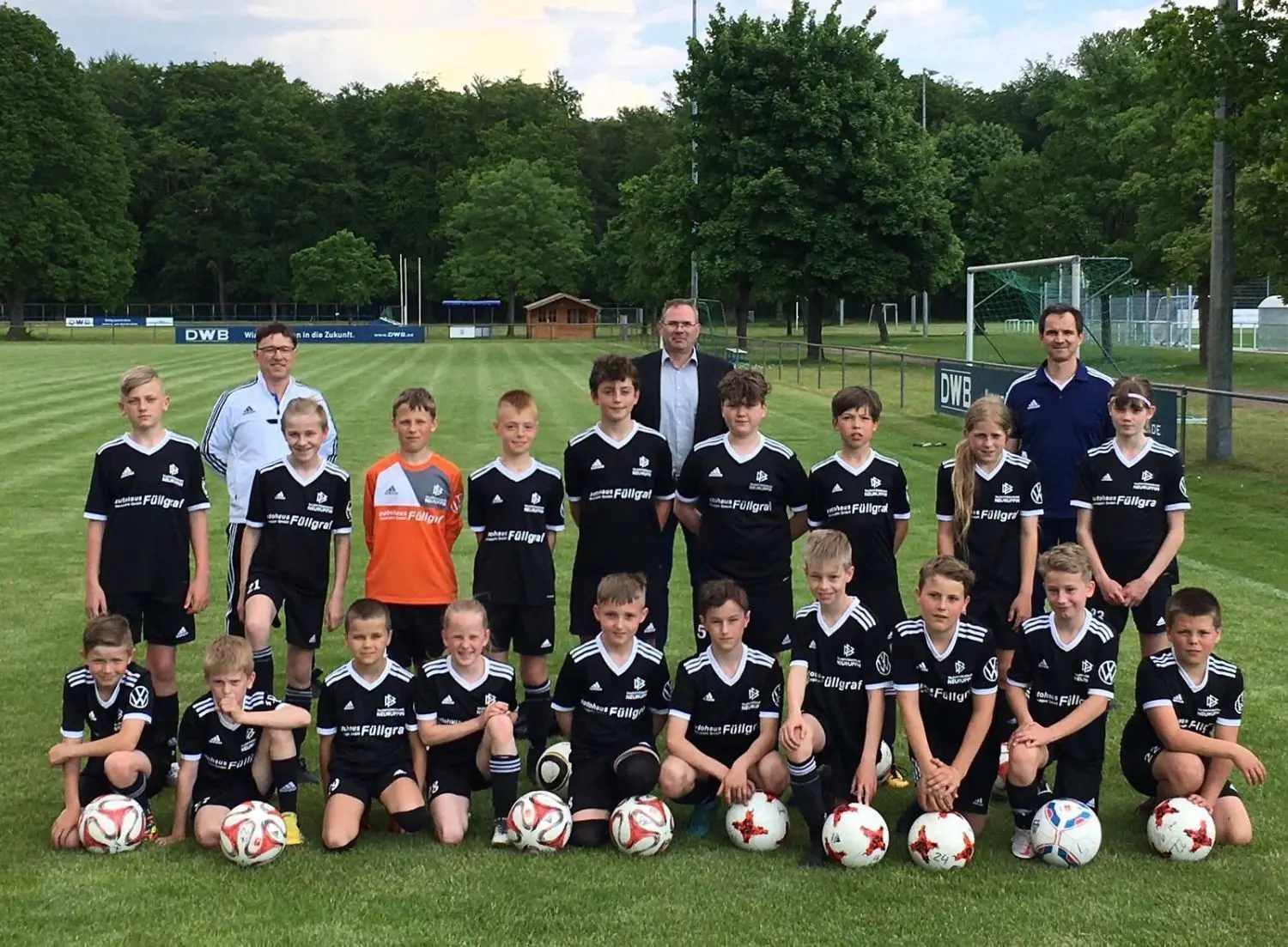 Das Team Prignitz/Ruppin: In Schwarz werden sich die drei Kleinfeldmannschaften des DFB-Stützpunktes Prignitz/Ruppin jetzt präsentieren. Die traditionelle Farbe Weiß war ausverkauft, erklärte Trainer Dietmar Bletsch (links).