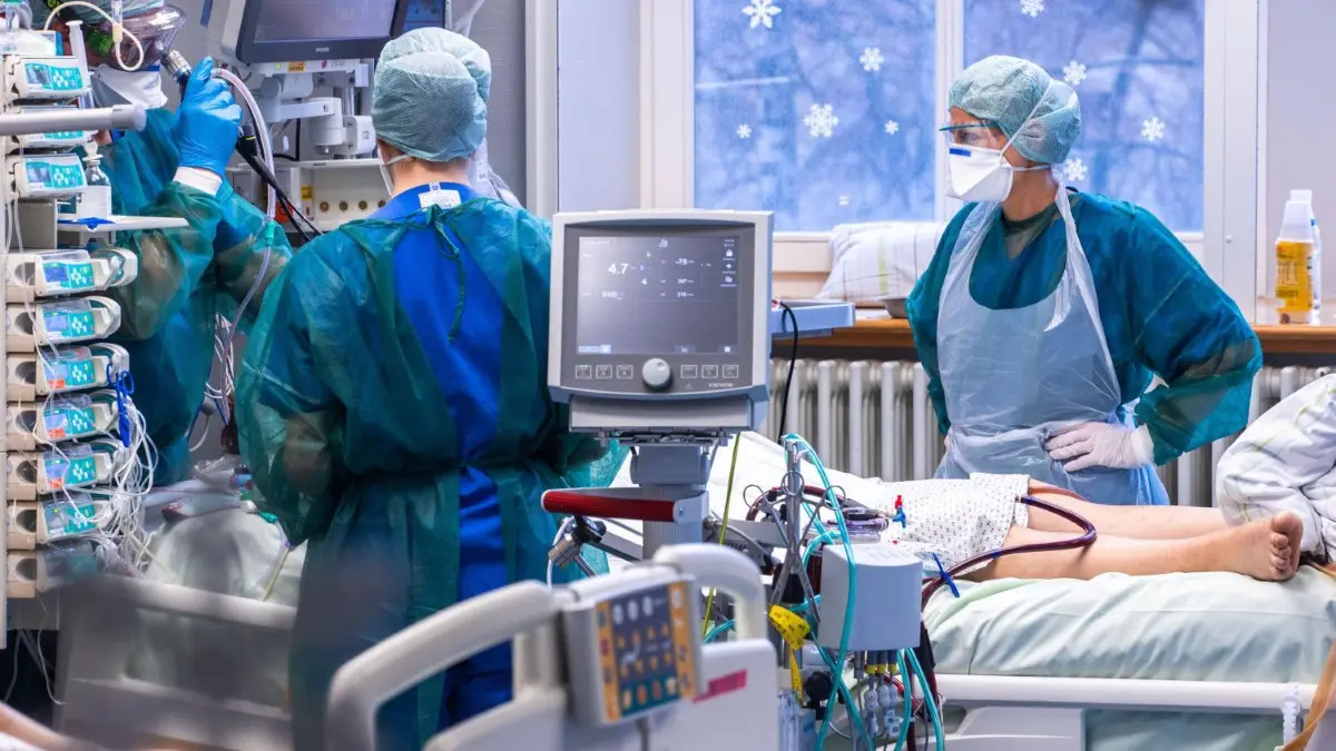 Wie ist die Lage derzeit auf den Intensivstationen? Das sagen die Krankenhäuser aus Schwedt, Angermünde und Prenzlau. (Symbolfoto)
ARCHIV - 30.11.2021, Mecklenburg-Vorpommern, Rostock: Ärzte und Pflegekräfte betreuen einen Patienten bei einer Lungenspiegelung in einem der Behandlungszimmer auf der Intensivstation in der Universitätsmedizin Rostock. Die vierte Corona-Welle scheint zumindest etwas abzuklingen. Doch Omikron könnte die Entwicklung schon bald wieder umkehren. (zu dpa: Corona-Lage entspannt sich offenbar etwas - aber Omikron lauert schon) Foto: Jens Büttner/dpa-Zentralbild/dpa +++ dpa-Bildfunk +++