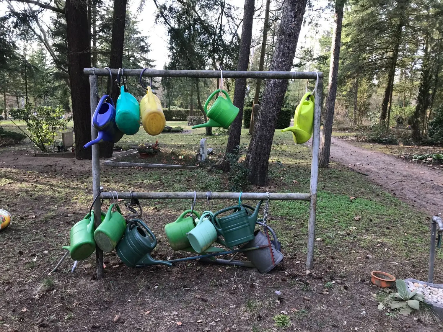 Angekettet: Gießkannen auf dem Friedhof. Auch da gibt es Änderungsideen.