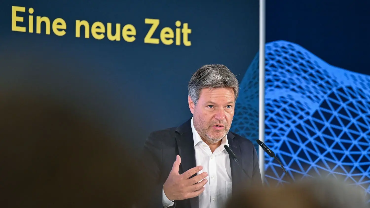 Kürzungen bei gemeinsamen Wirtschaftsförderprogrammen von Bund und Ländern hält Bundeswirtschaftsminister Robert Habeck (Grüne) für falsch. Das sagte er am Montag auf dem Ostdeutschen Wirtschaftsforum (OWF) in Bad Saarow.