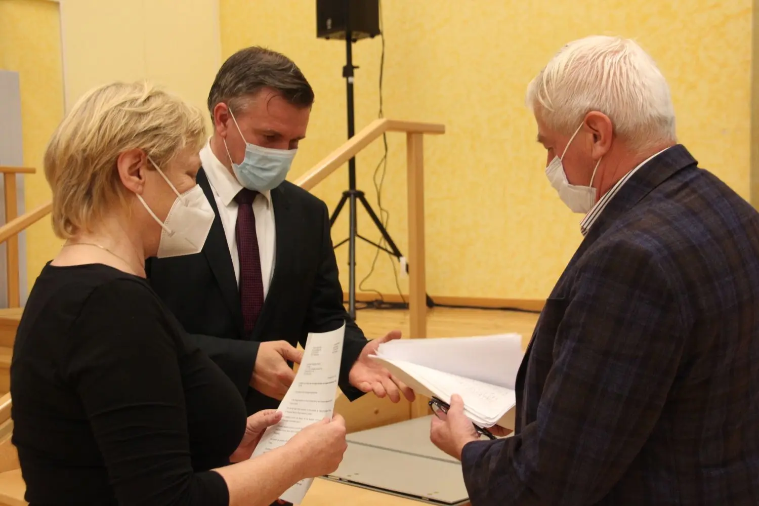 Flecken Zechlins Ortsvorsteher Horst Rainer Maranke (CDU, rechts) übergab der Kreistagsvorsitzenden Siegrid Nau (CDU) und Landrat Ralf Reinhardt eine Liste mit 200 Unterschriften gegen die Schließung des Sparkassen-Standortes in dem Ortsteil von Rheinsberg.