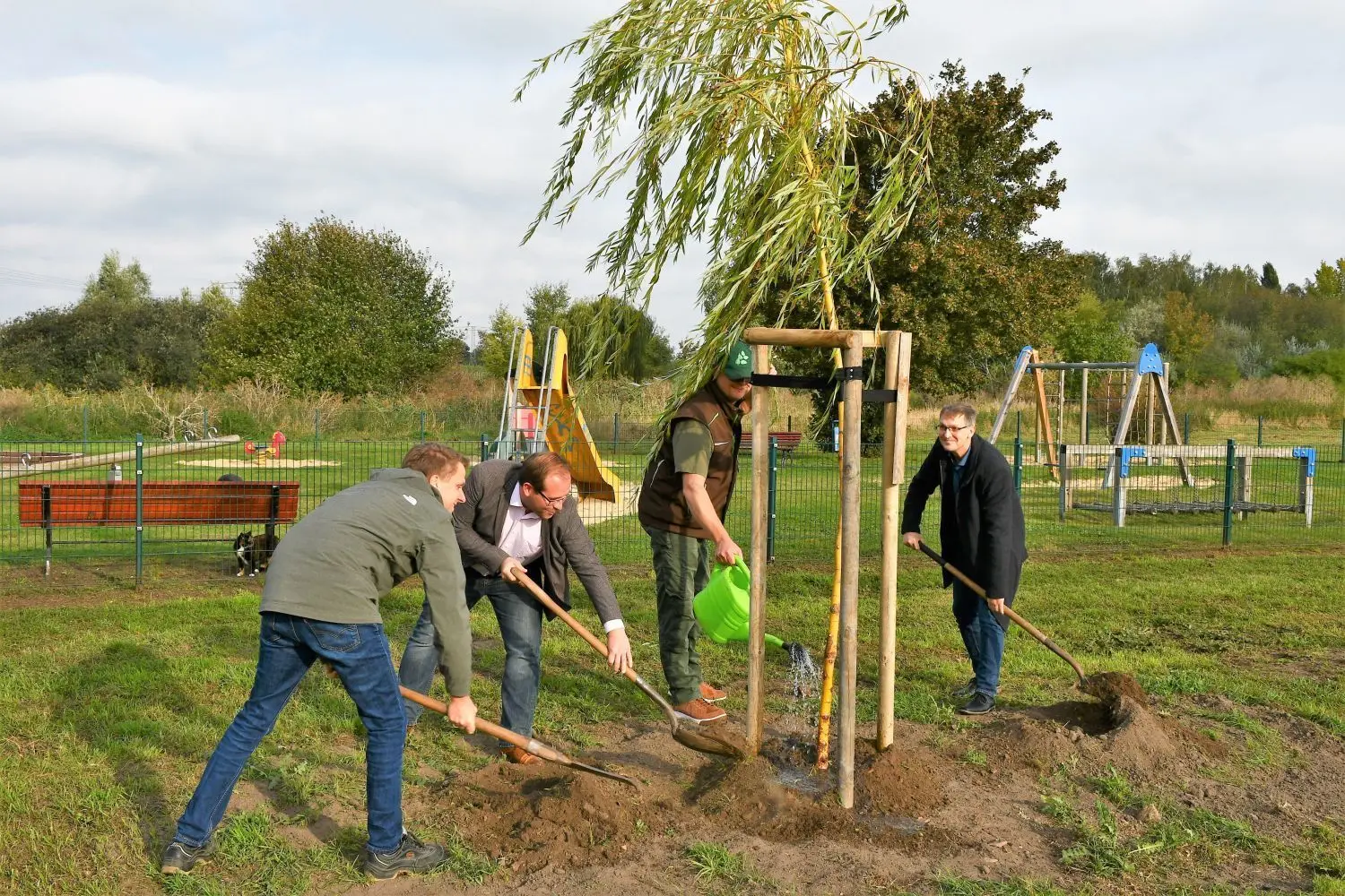 Mit dem Einheitsbuddeln schaffen Thomas Große Rüschkamp, Manuel Meger, Sören Hobohm und Ralph Bluhm drei robuste Schattenspender für die Zukunft (v. l.).