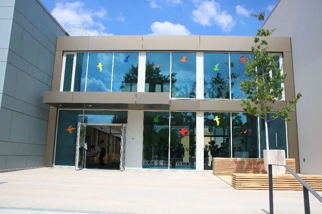 Der Eingang zur Schule in Dallgow befindet sich im Verbindungsbau zwischen neuem und altem Gebäude.