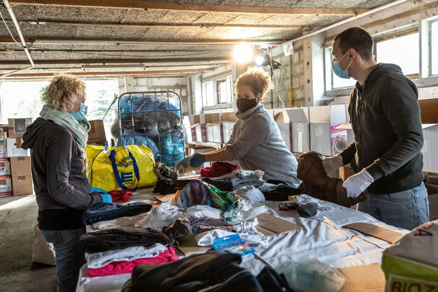 Coronakonform: Helfer sortieren im Lager in Bad Freienwalde die Spenden.