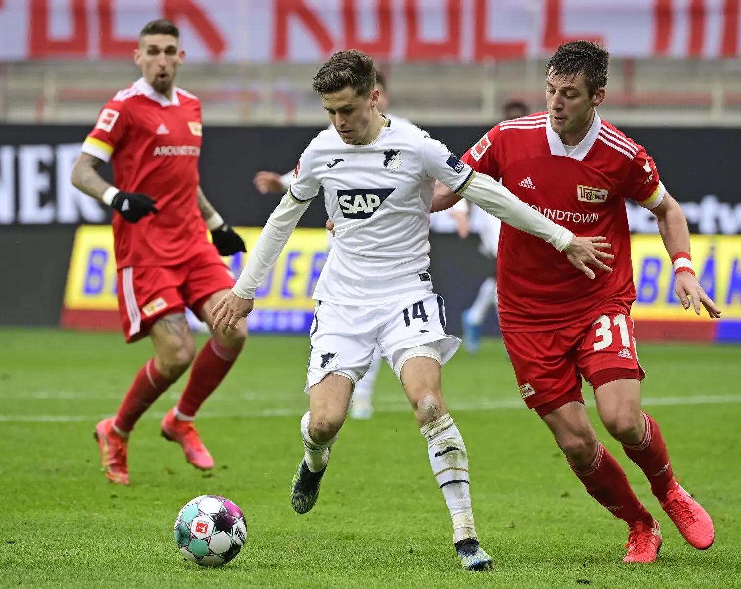 Union-Verteidiger Robin Knoche (rechts) im Heimspiel gegen Christoph Baumgartner und die TSG Hoffenheim