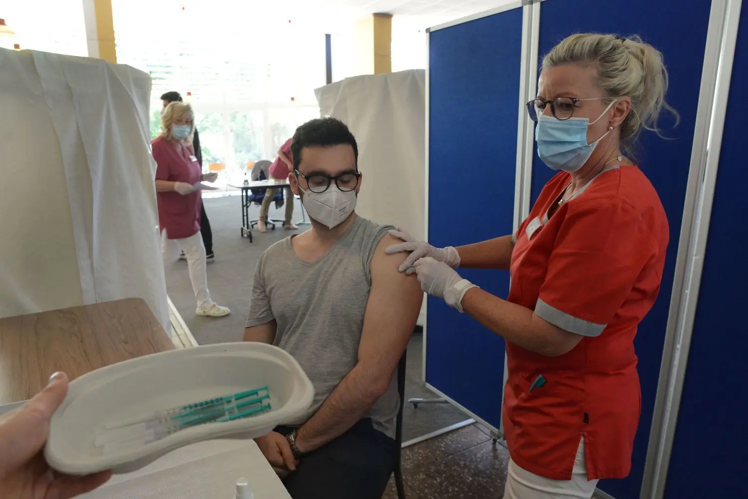 Kommunaler Impftag in Biesenthal: Jan Jeske aus Melchow erhält von der Medizinischen Fachangestelltin Sabine Minack ein Impfung mit dem Impfstoff Johnson&Johnson. Insgesamt wurden am Mittwoch 200 Menschen in Biesenthal gegen das Coronavirus geimpft.