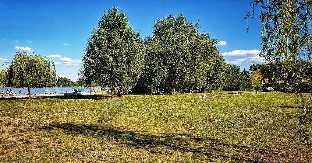 Strand satt, viel Grün – Platz für Entspannung und Sonnenbäder.