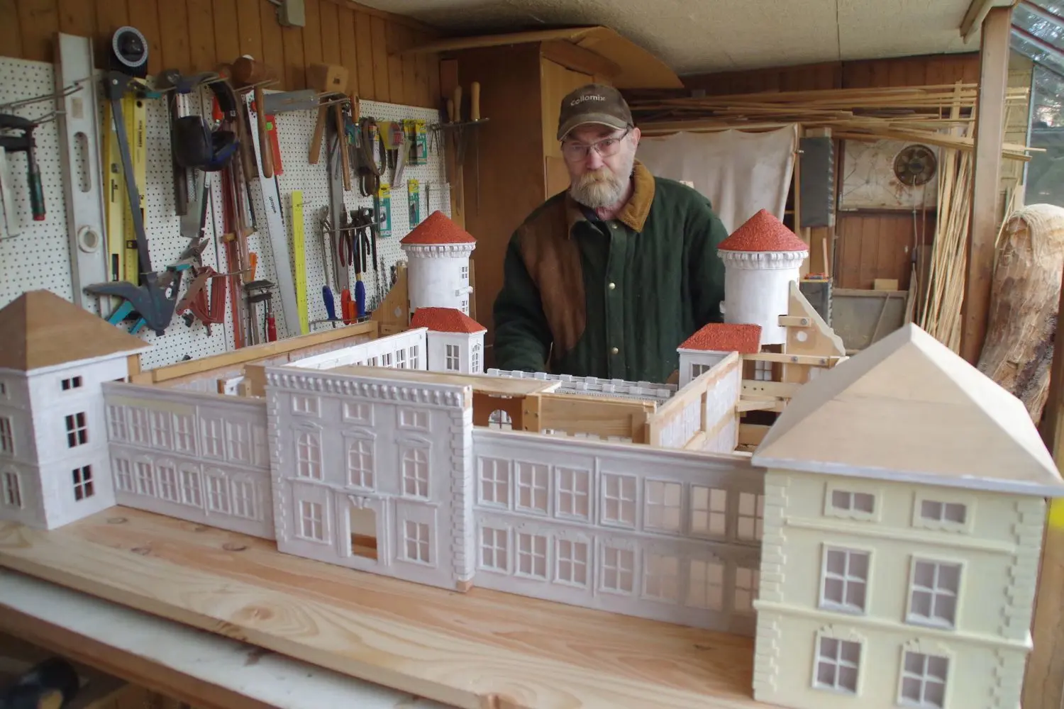 Der Modellbauer Hans-Jürgen Kuhnert aus Rheinsberg arbeitet derzeit an einer Miniatur des Schlosses. Er setzt damit die Arbeit eines verstorbenen Bastlers fort.