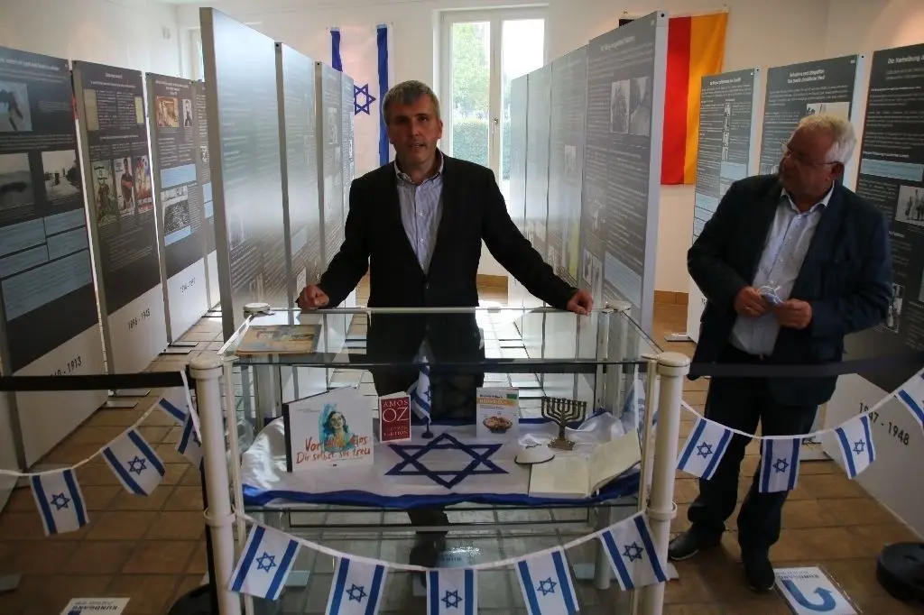 Bürgermeister Alexander Laesicke und Stadtverordnetenvorsteher Dirk Blettermann schickten zur Eröffnung der Ausstellung "1948" Grüße in die künftige Partnerstadt Kfar Jona in Israel.